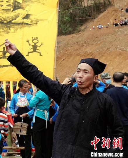 广西东兰国家级非遗传承人展示“蚂拐节”习俗