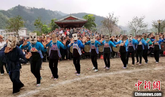 村民在表演传统的傩面舞，欢度“蚂拐节”。　高东风 摄