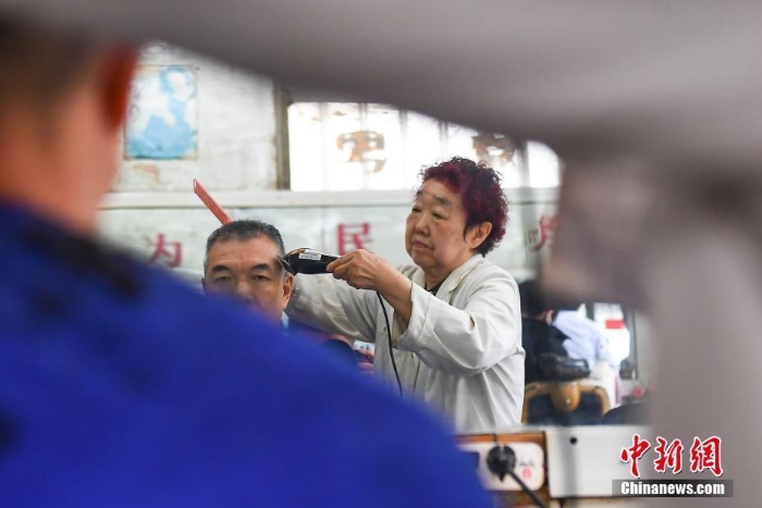 太原唯一老国营理发店迎传统“二月二”