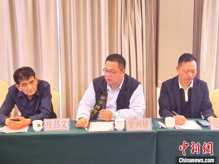 梁洲辅在发言。　伦俊芝 摄