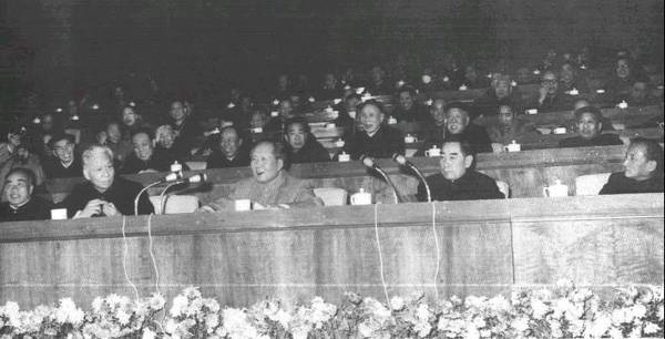 1962年1月27日,毛泽东,刘少奇,周恩来等七千人大会上.jpg