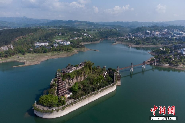 长江“盆景”石宝寨景色秀美