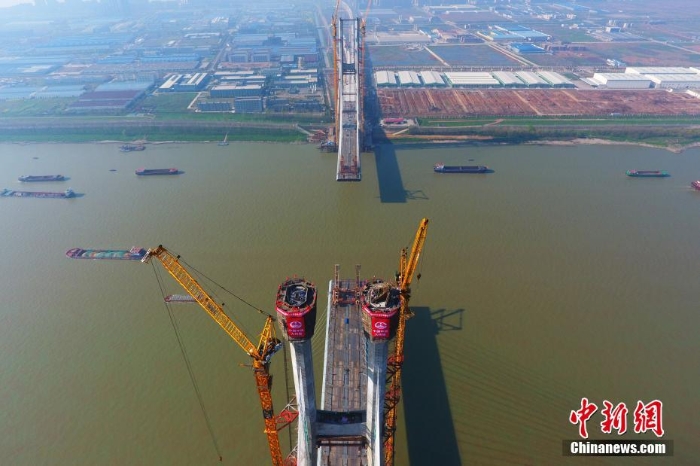 中国首座交叉索斜拉桥主塔全部封顶
