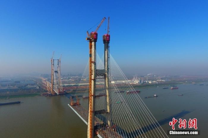 中国首座交叉索斜拉桥主塔全部封顶