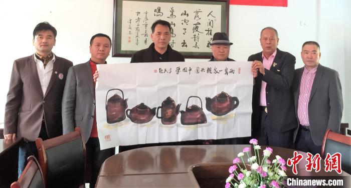 图为李民钦(右三)一行与福鼎市李氏宗亲会交流。张莉娜 供图