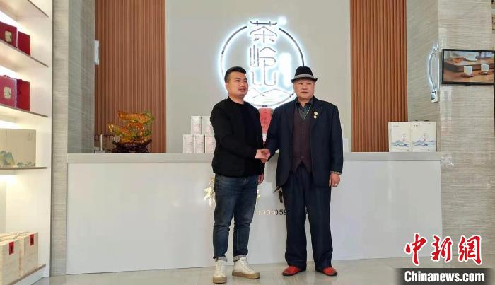 图为李民钦(右)走访福鼎李氏宗亲创办的茶企。张莉娜 供图