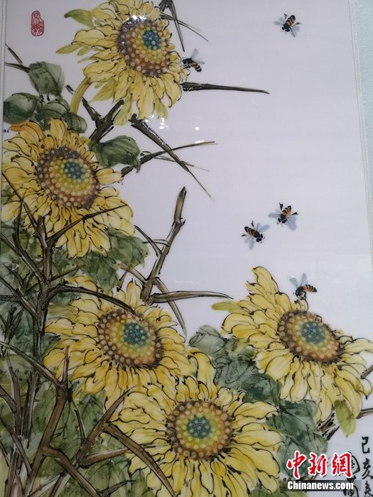关兰创作的瓷板画。刘曼 摄