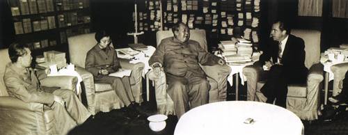 毛泽东在游泳池与尼克松纵谈天下.jpg