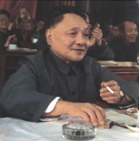 1975年，鄧小平在主持中央日常工作期間，同江青反革命集團進行針鋒相對的鬥爭，召開了解決軍隊、交通、工業、農業、科技等方面問題的一系列重要會議，著手進行全面整頓，全國形勢明顯好轉。.jpg