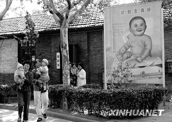 上海化学纤维厂女工带着自己的孩子在厂保健站检查身体（1981年2月摄）。新华社发.jpg