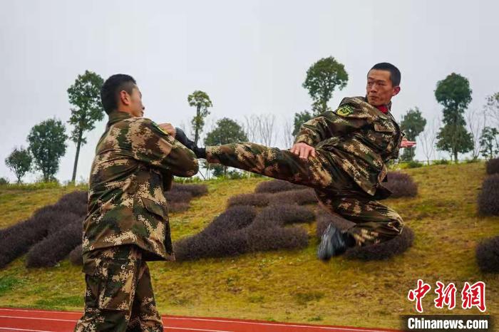 两人在切磋武艺。　侯鲁晋 摄