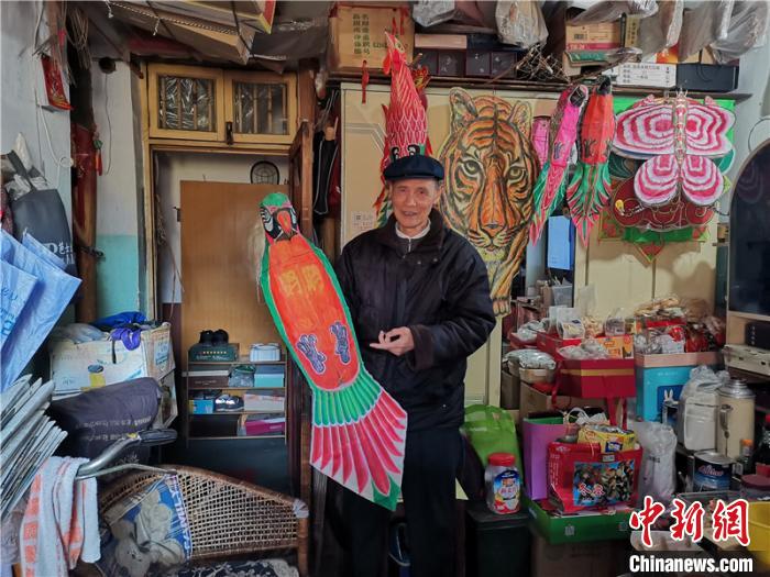 邵国强和他制作的风筝。　翁晨丹 摄