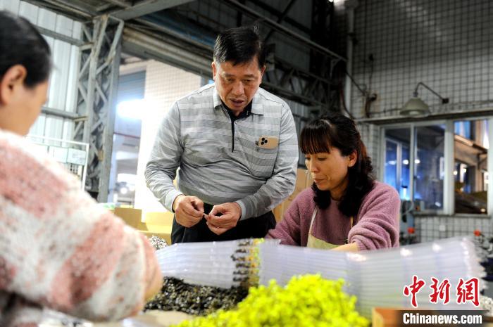 台商吕榜洲到车间了解生产情况。　张金川 摄