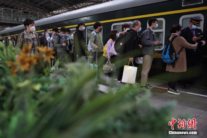 清明假期尾声中国铁路迎来返程客流高峰
