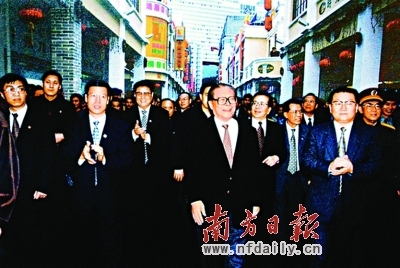 2000年2月，江泽民在深圳罗湖区东门商业步行街考察。　资料图片.jpg