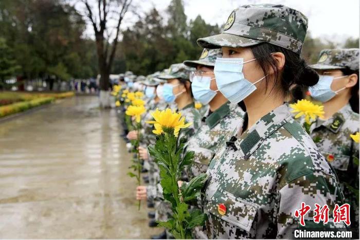 2021年4月3日，武警女兵在兰州烈士陵园祭奠烈士。　甘肃省退役军人事务厅供图 摄