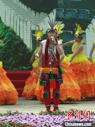 杨品骅参加“壮族三月三·八桂嘉年华”活动演出。　蒋雪林 摄