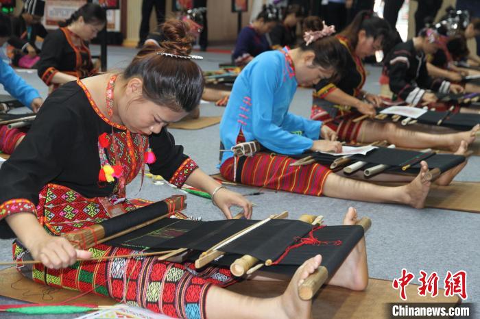 海南昌江黎族自治县举行织黎锦、刺苗绣比赛。图为参赛选手织黎锦。　符宇群 摄