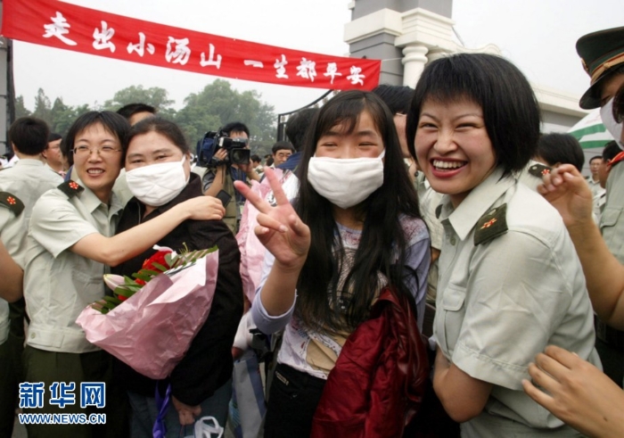 2003年6月20日，小汤山医院的最后一批非典治愈者出院时与医务人员深情告别。新华社记者王建民摄.jpg