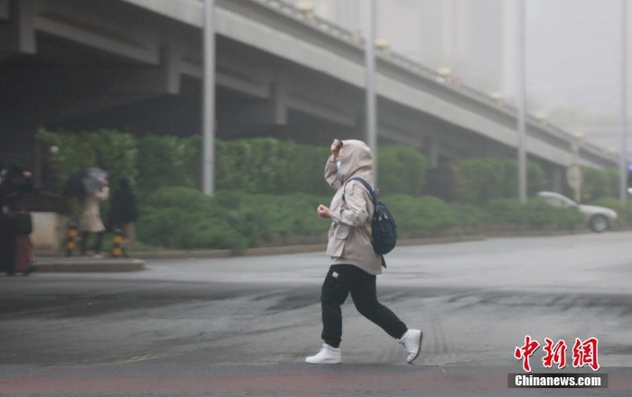风沙雷雨电齐聚 北京天气很复杂