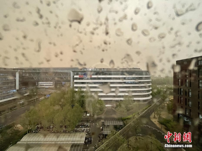 北京迎沙尘大风天气 “泥雨”从天而降