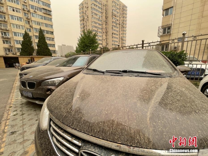 北京迎沙尘大风天气 “泥雨”从天而降