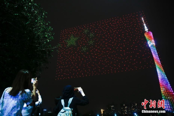 无人机灯光秀点亮广州上空 描绘“大湾区 大未来”