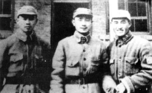 陈宗尧(中)和战友在南泥湾 陈宗尧(中)和战友在南泥湾