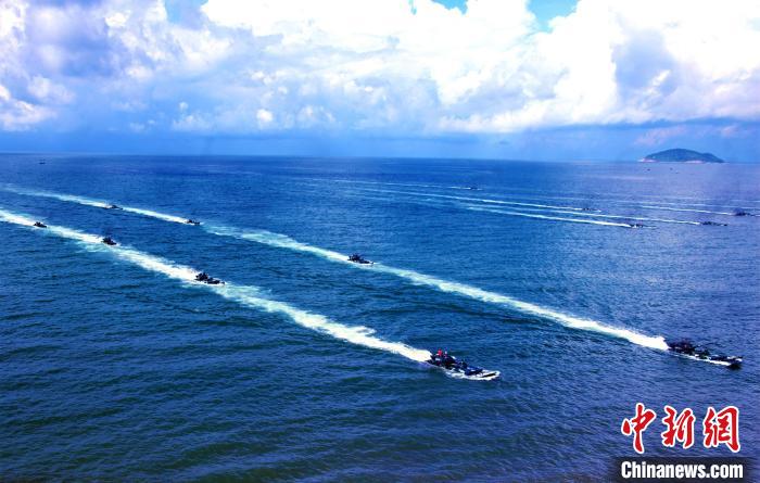 两栖装甲装备泛水编波训练。　资料图 摄