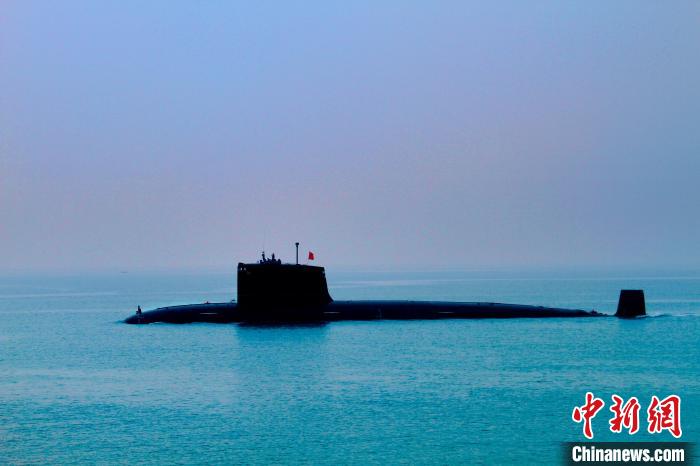 某潜艇部队组织海上对抗演练。　王青 摄