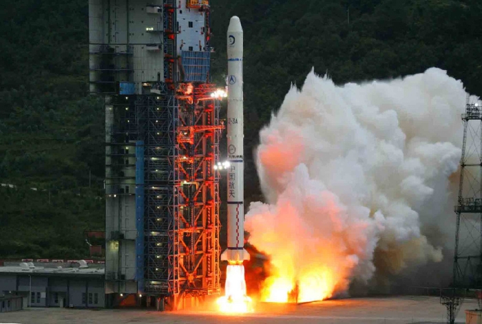 中國首顆探月衛星嫦娥一號由長征三號甲運載火箭發射升空.jpg
