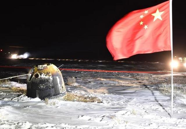 12月17日凌晨，嫦娥五号返回器携带月球样品，采用半弹道跳跃方式再入返回，在内蒙古四子王旗预定区域安全着陆。新华社记者 任军川 摄.jpeg