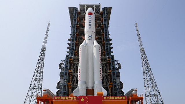 4月23日，中國空間站天和核心艙與長征五號B遙二運載火箭組合體已轉運至發射區。（郭文彬 攝）.png