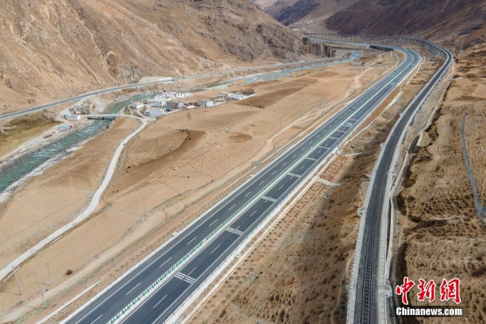 车在画中走 看大美西藏高等级公路