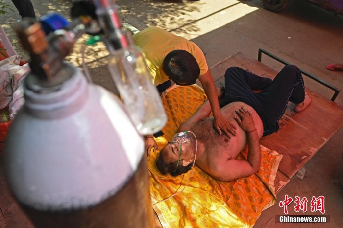 医疗系统瘫痪 印度新冠患者路边吸氧