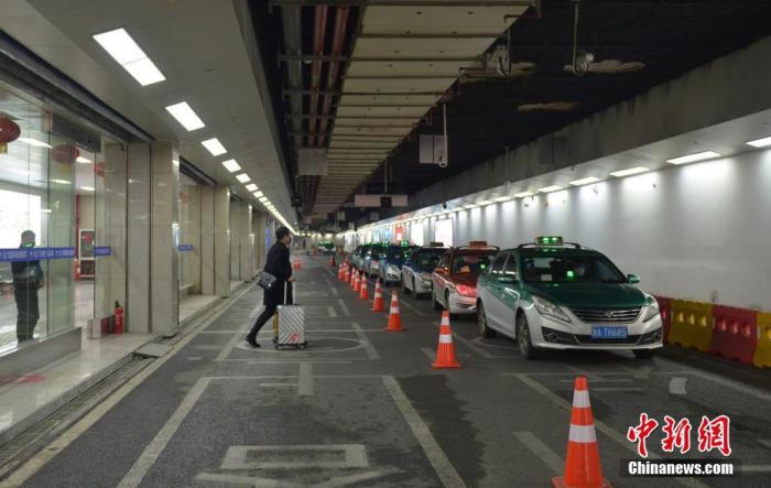 资料图：一名乘客准备乘坐出租车。<a target='_blank' href='http://www.chinanews.com/'>中新社</a>记者 商泽阳 摄