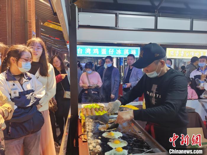 市民们在夜市上排队购买正宗的台湾小吃。　钟升 摄