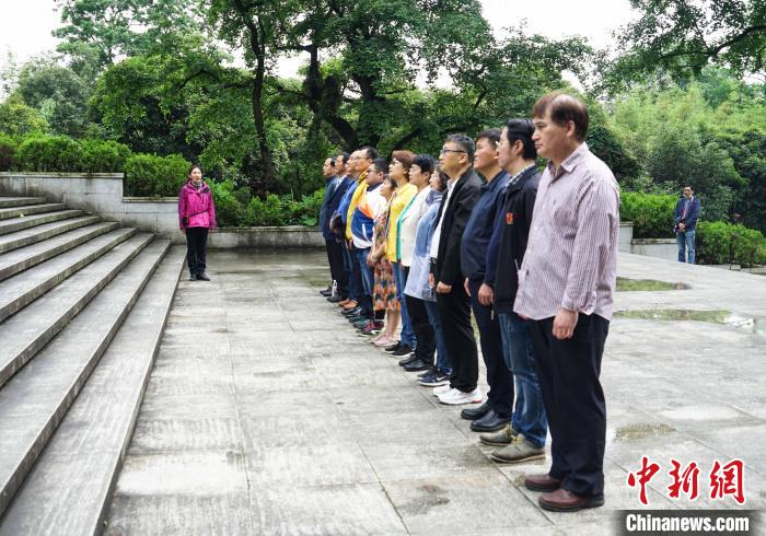 广西高校台籍教师祭奠抗日“八百壮士墓”：共同历史中找到民族认同感