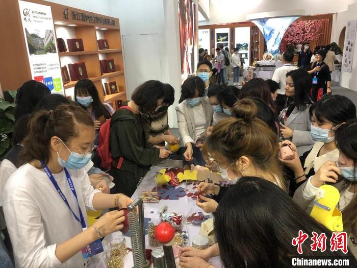 温州文博会上，观展者正在制作零钱包、小提包。　潘沁文 摄