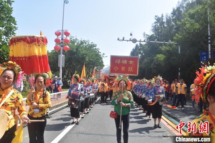 福建渔女赴“妈祖故里”湄洲岛“花”样朝圣