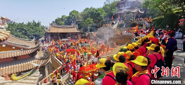 临近妈祖诞辰，湄洲岛十分热闹。　徐国荣 摄