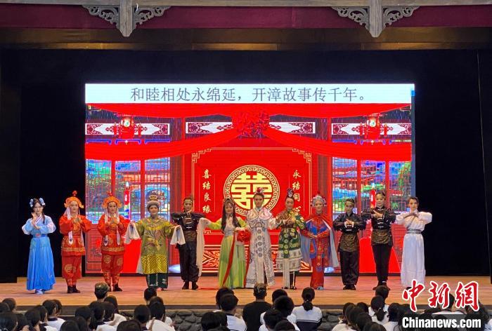 李姿莹带领闽南师范大学学生到东南花都表演歌仔戏《开漳圣王传奇》。　受访者供图 摄