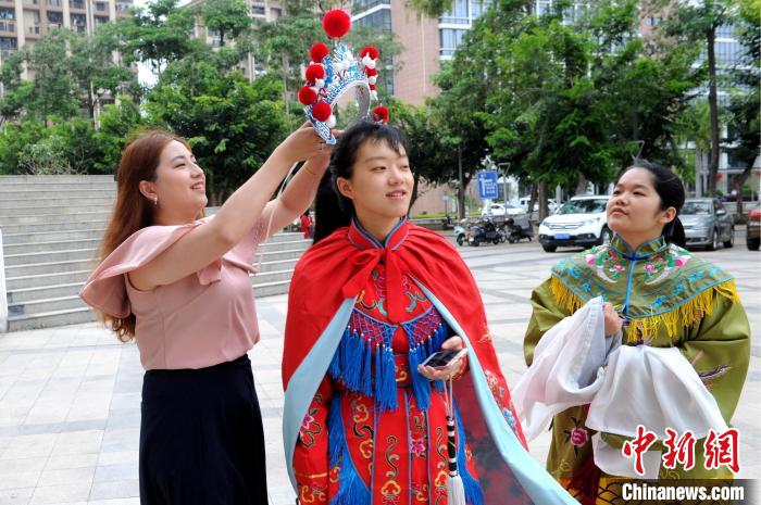 李姿莹(左)给闽南师范大学学生排练歌仔戏《开漳圣王传奇》。　张金川 摄