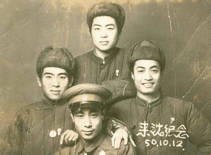 少康（右）与战友合影，胸前有“来沈纪念”几个字的为少康