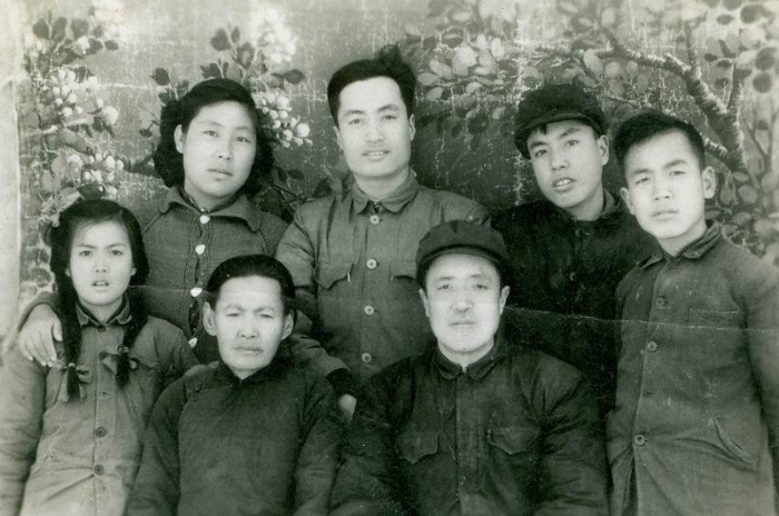 少康（后排中）在家乡与父母兄弟姐妹合影 摄于1958年4月