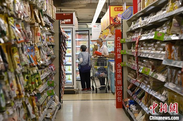 资料图：消费者在超市选购商品。 <a target='_blank' href='http://www.chinanews.com/'>中新社</a>记者 陈楚红 摄 