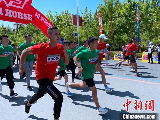 “中国旅游日”新疆分会场在阿克苏举行，图为参加千米赛跑的市民。　王思超 摄