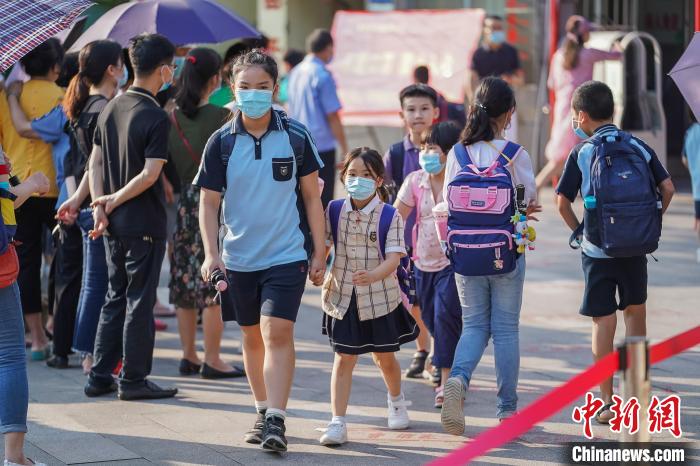 广西南宁学生放学后离开校园。(资料图) 陈冠言 摄