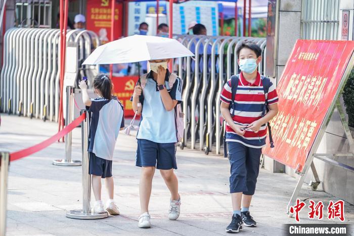 广西南宁学生放学后离开校园。(资料图) 陈冠言 摄