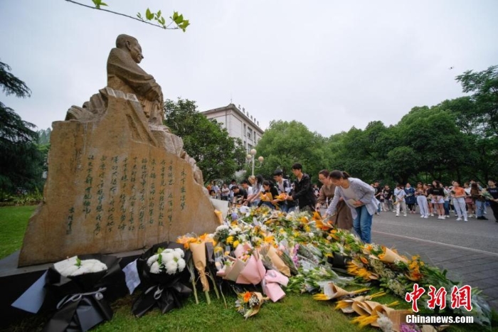 重庆西南大学师生在袁隆平雕像前献花哀悼